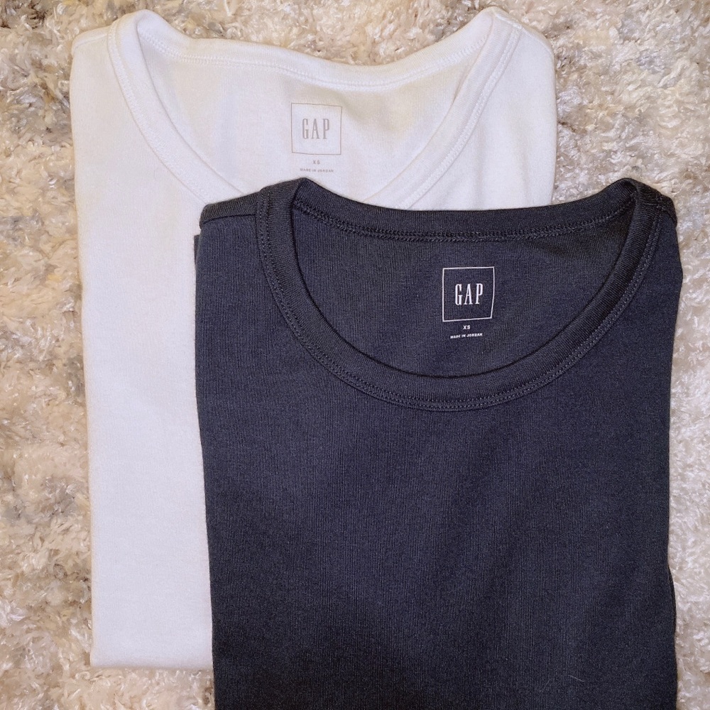 GAP women’s white and navy long sleeve tees